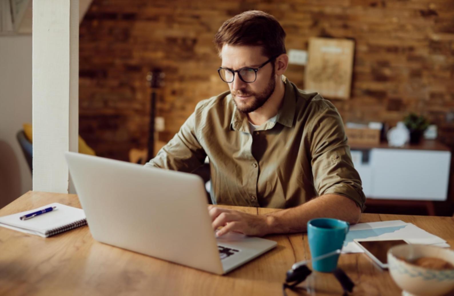 Analyste présentant un modèle financier à son équipe