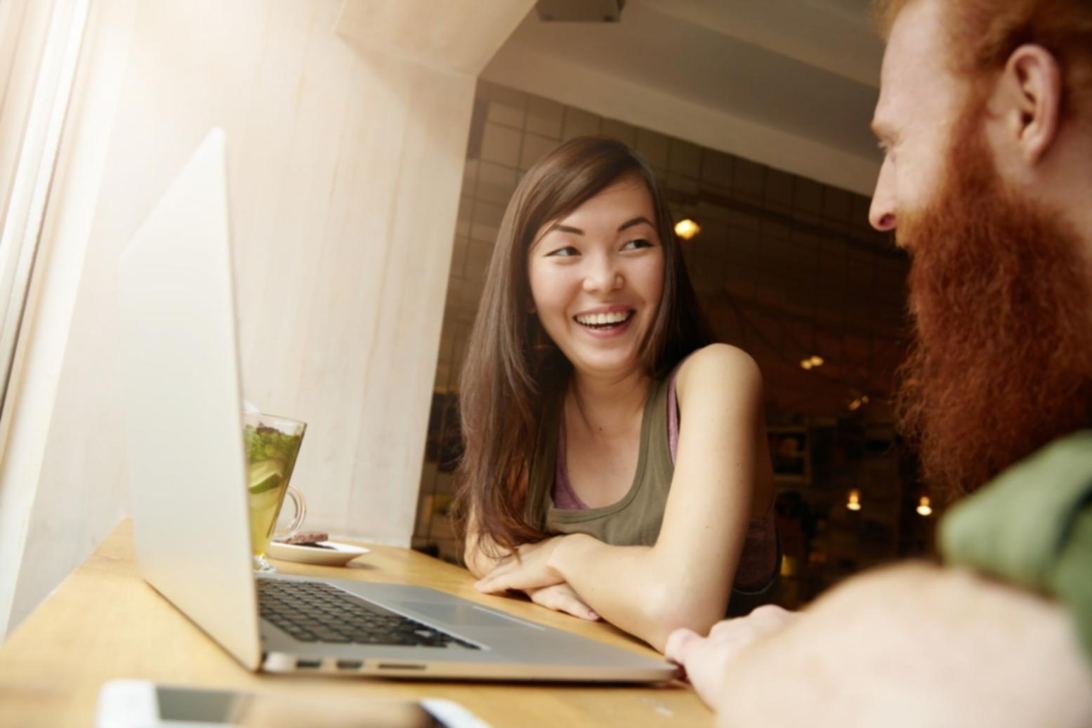 Espace de travail moderne avec ordinateurs et tableaux financiers